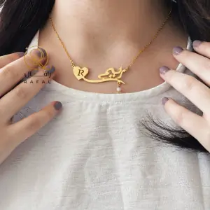 سلسال بالاسم مع حرف مطلي بالذهب